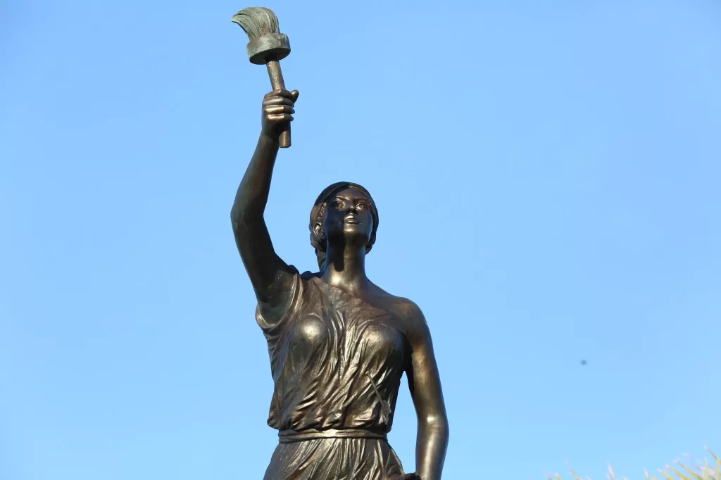 La statua per Hawo Tako