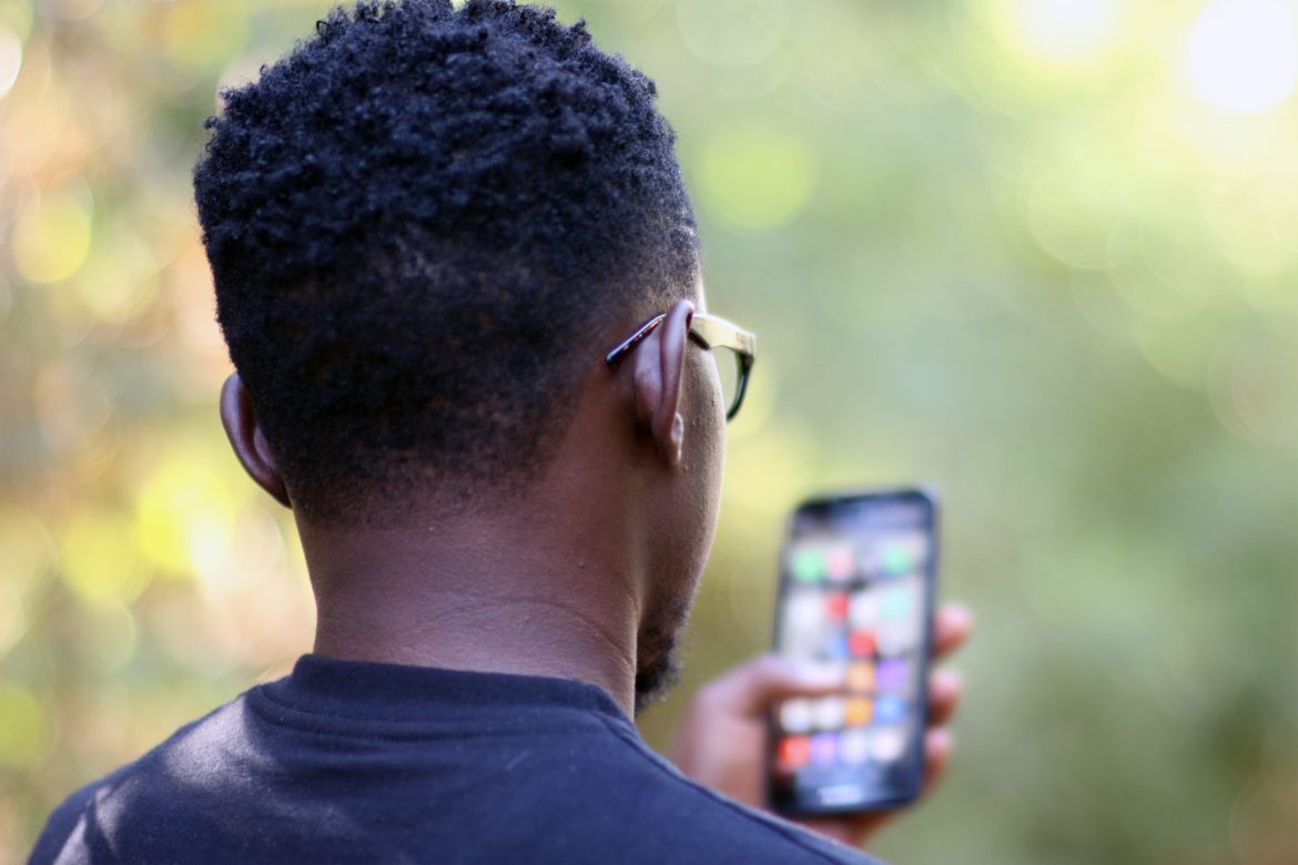 Un keniano con uno smartphone in mano